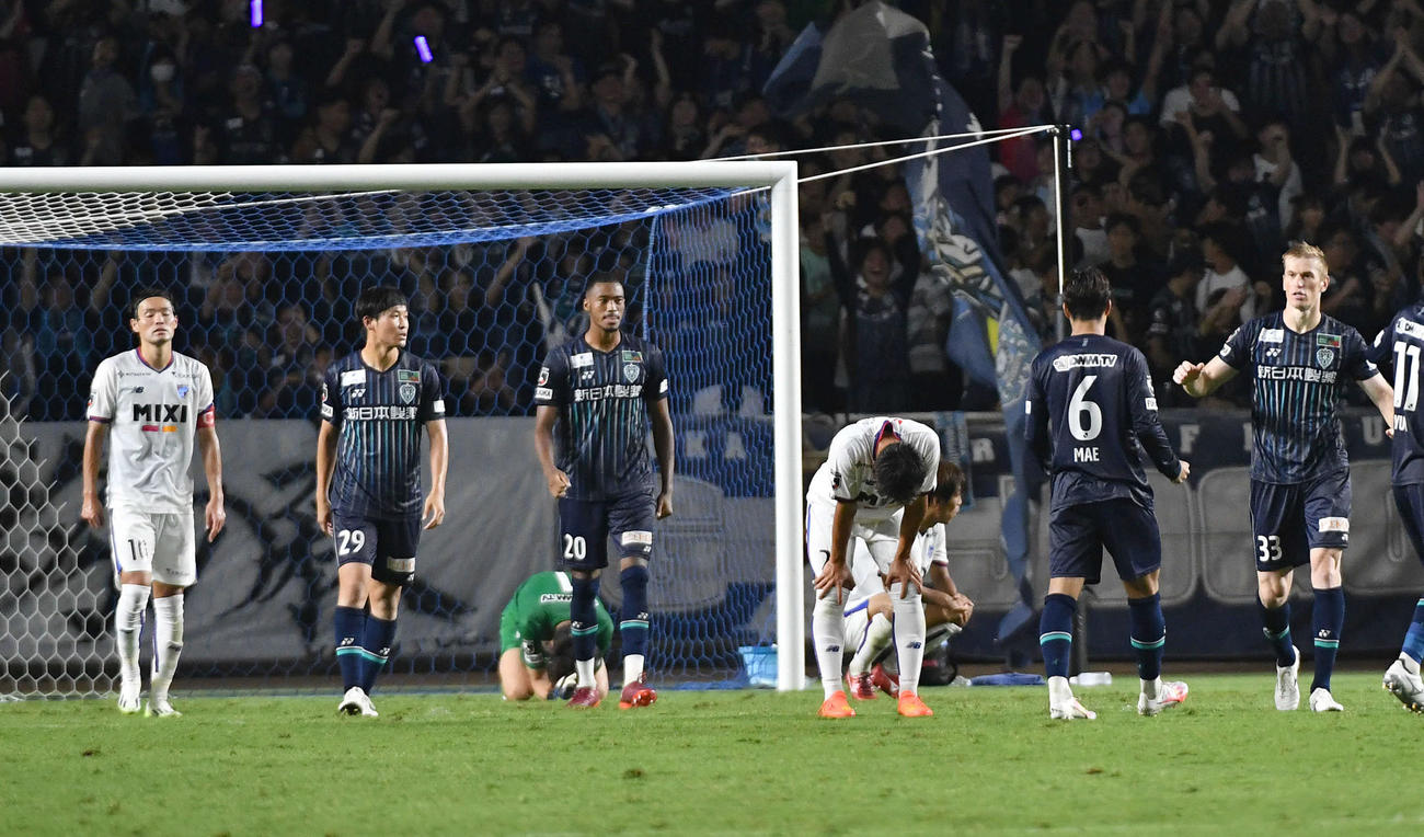 福岡対FC東京　福岡に敗れ、がっくりと肩を落とすFC東京イレブン（撮影・岩下翔太）