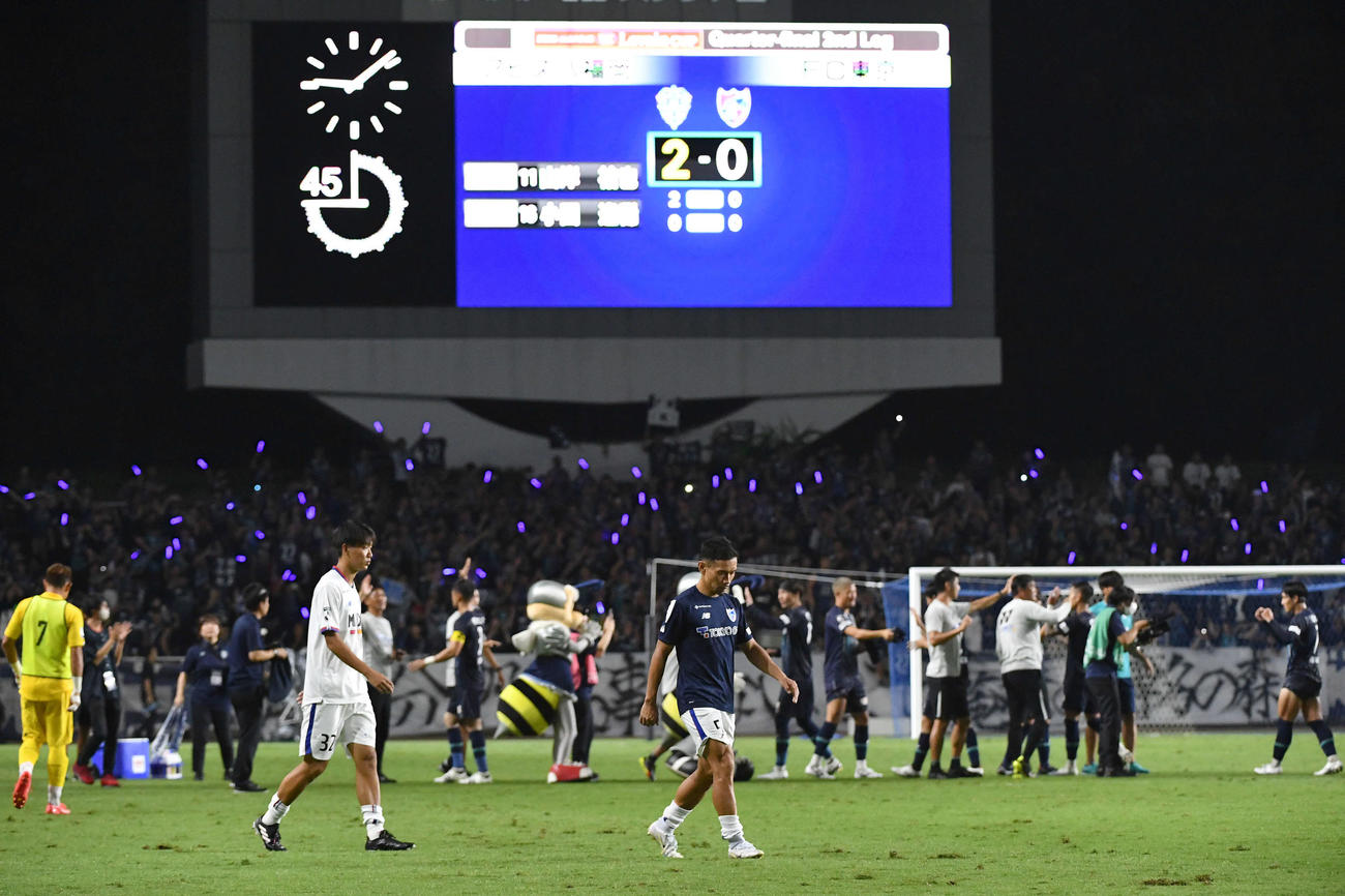福岡対FC東京　福岡に敗れ、肩を落としてサポーターのもとへ向かうFC東京長友（中央）らイレブン（撮影・岩下翔太）