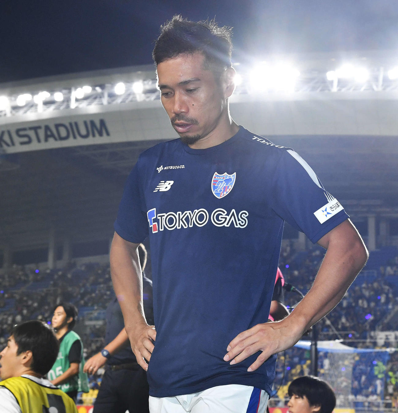 福岡対FC東京　福岡に敗れ、肩を落として引き揚げるFC東京長友（撮影・岩下翔太）