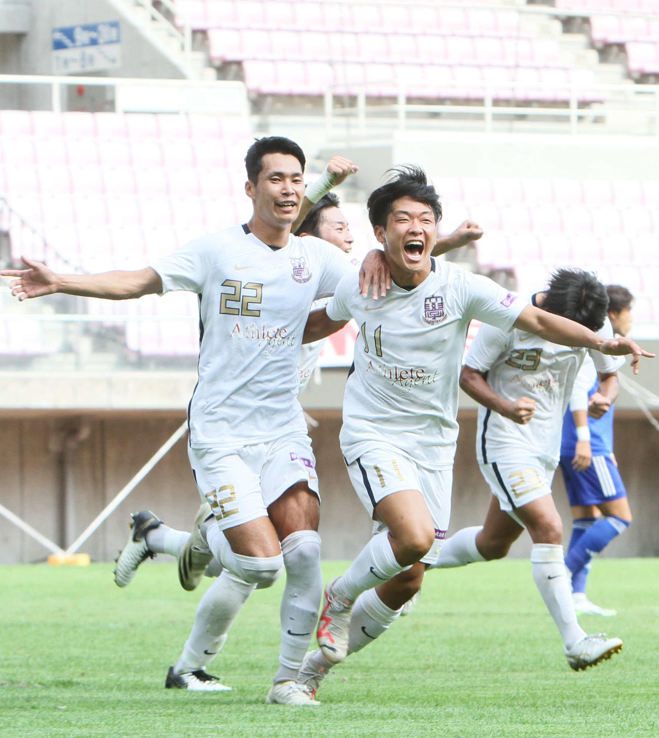 後半11分、先制ゴールのMF白和（左）はFW松田と大喜び