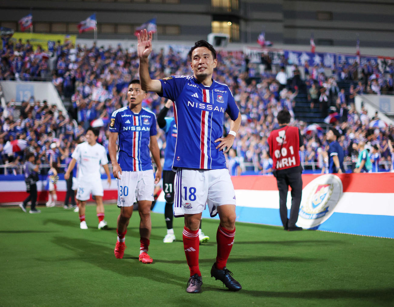 横浜対札幌　札幌に勝利し、サポーターにあいさつする横浜水沼（撮影・河田真司）