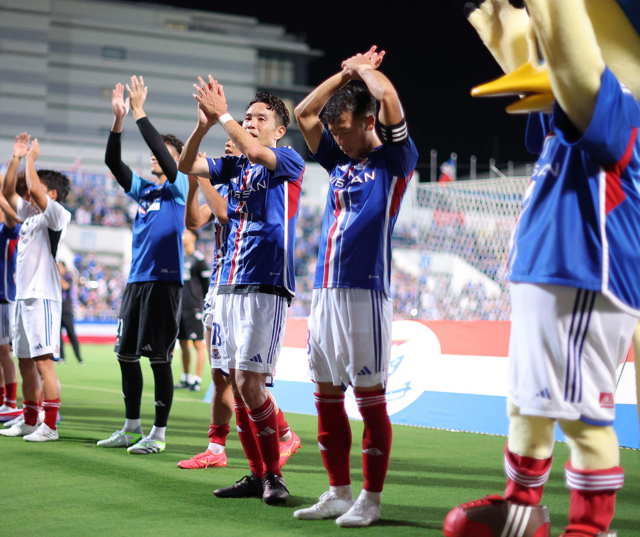横浜対札幌　札幌に勝利し、サポーターにあいさつする横浜水沼（中央）（撮影・河田真司）