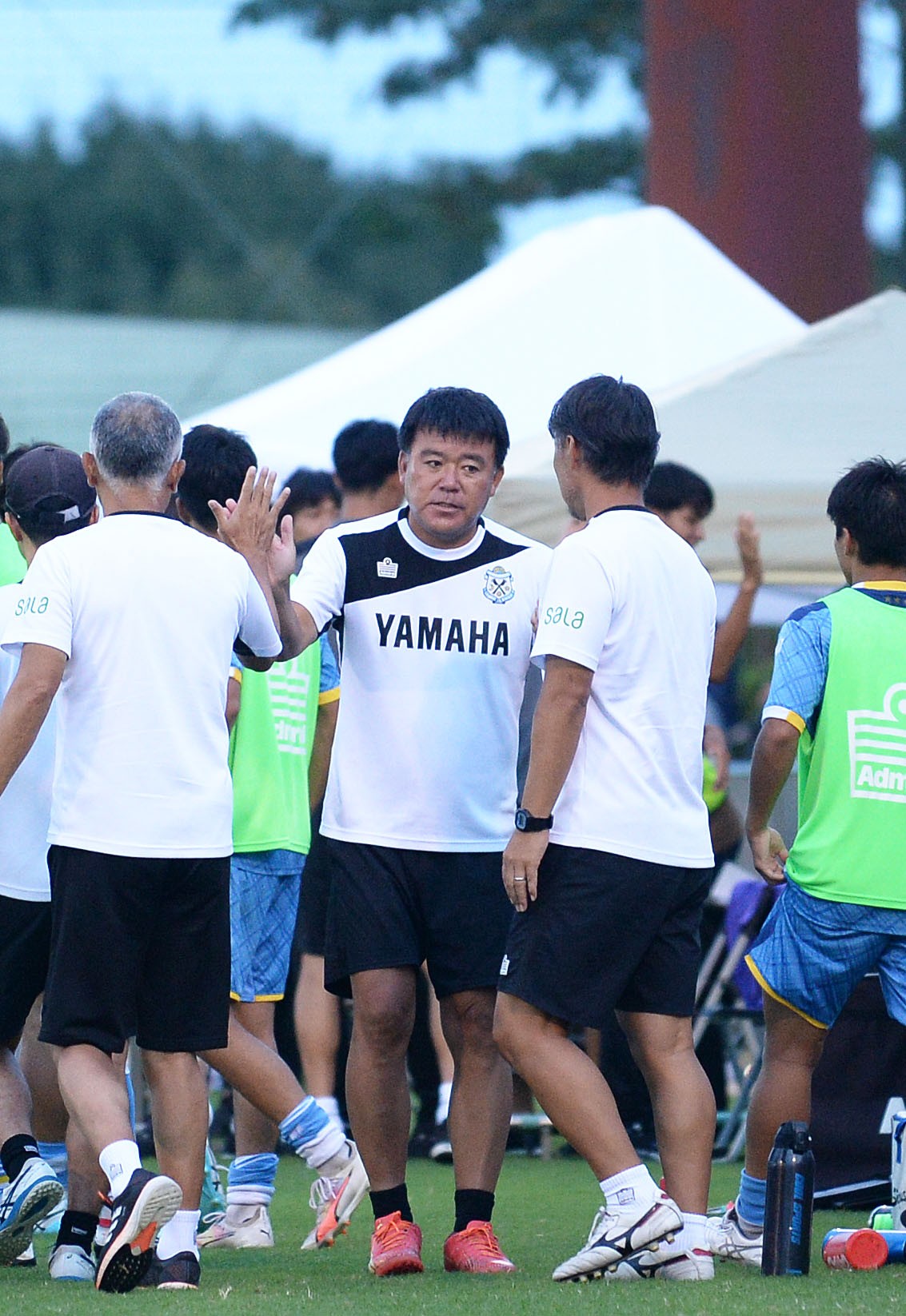 試合後、スタッフとハイタッチする磐田U－18の世登監督