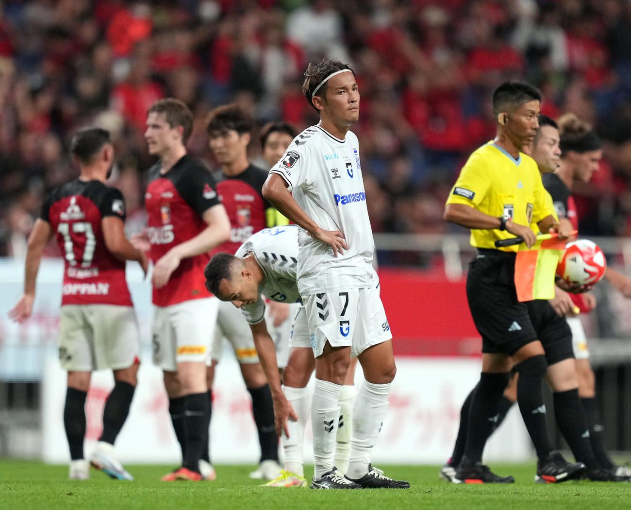 浦和対G大阪　試合後、ぶぜんとした表情を見せるG大阪宇佐美（撮影・狩俣裕三）