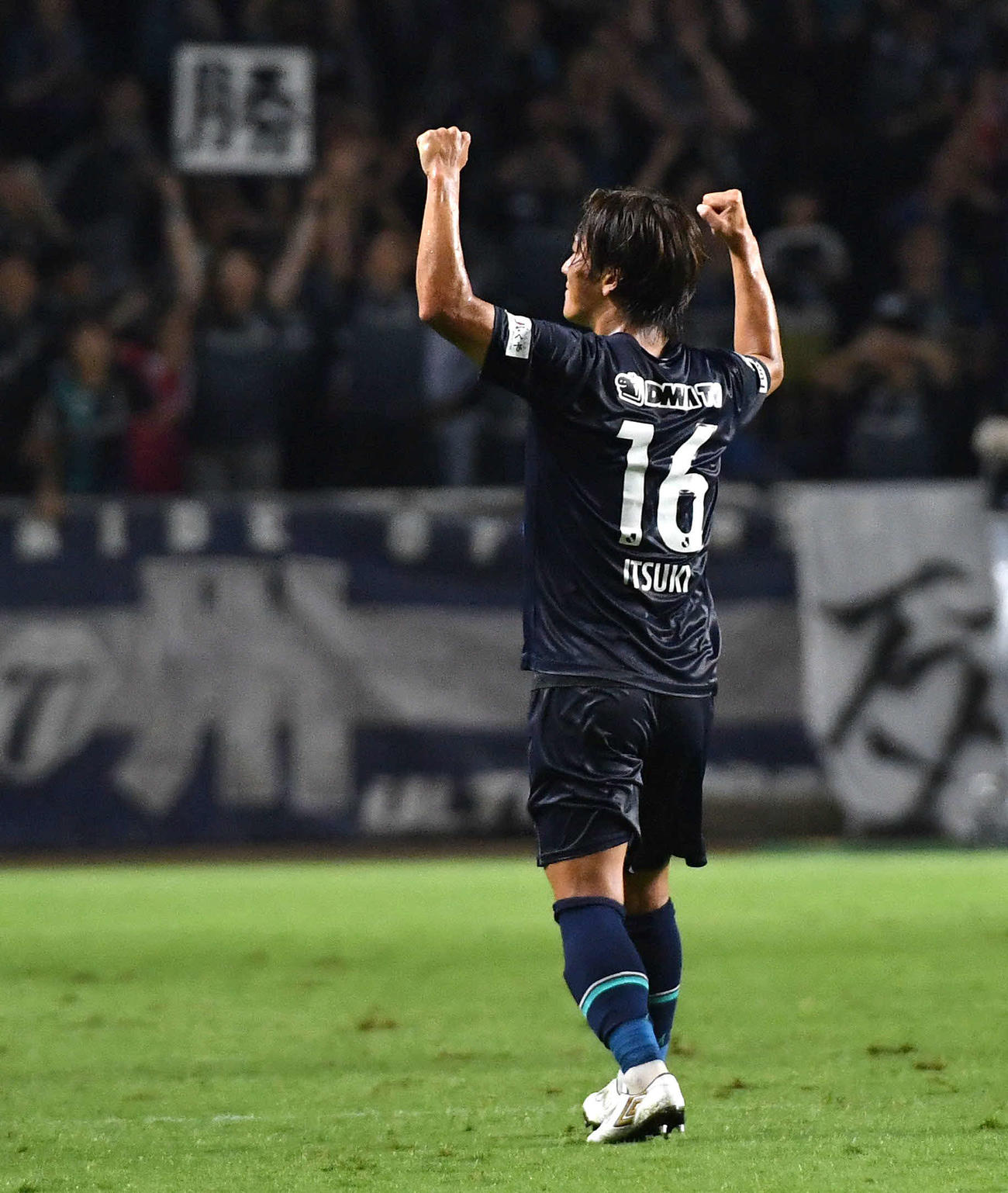 ルヴァン杯準々決勝福岡対FC東京　前半、VARの結果ゴールが認められ、ガッツポーズする福岡小田（撮影・岩下翔太）
