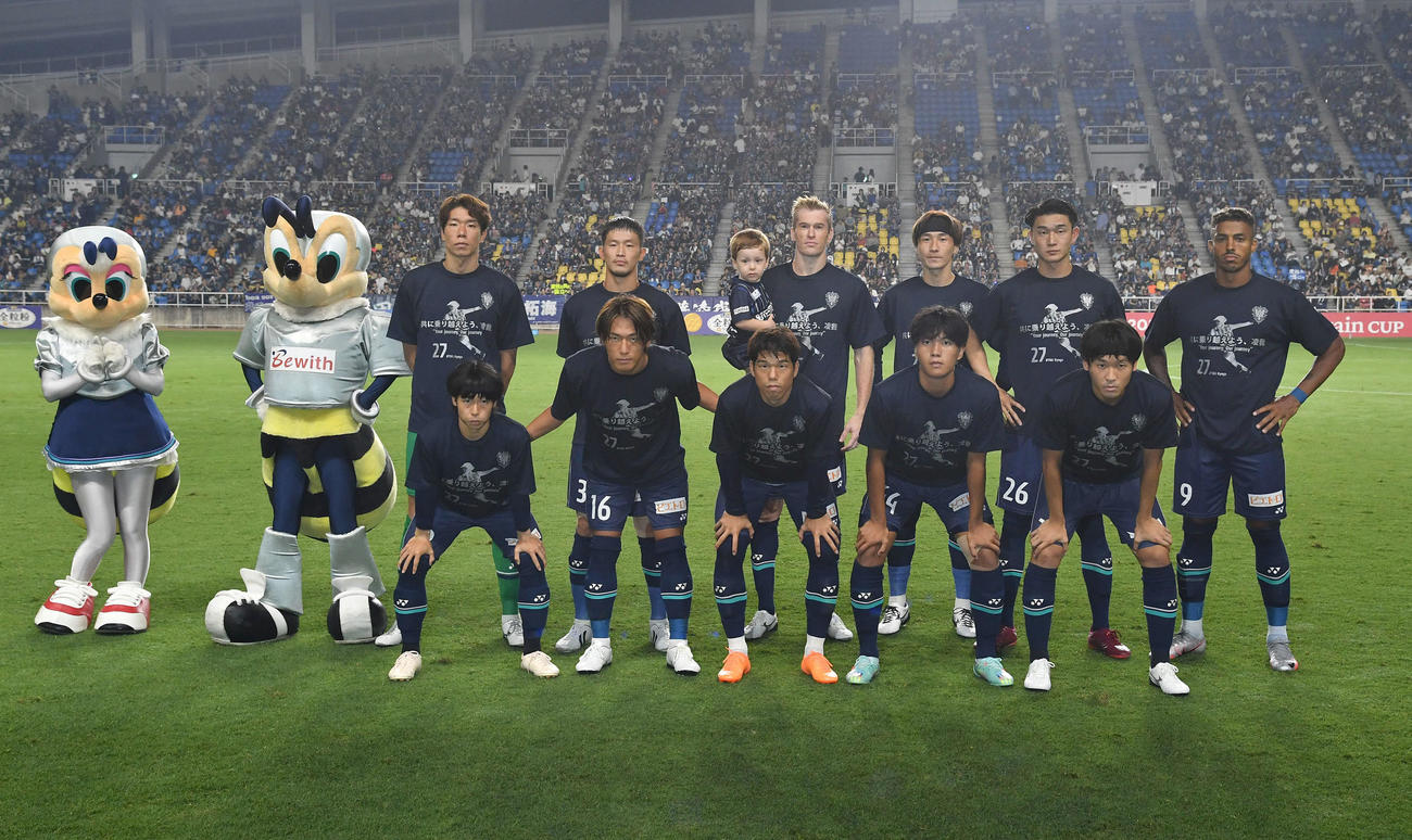 福岡対FC東京　試合前、負傷離脱中の佐藤を激励するTシャツを着て集合写真を撮影する福岡イレブン（撮影・岩下翔太）