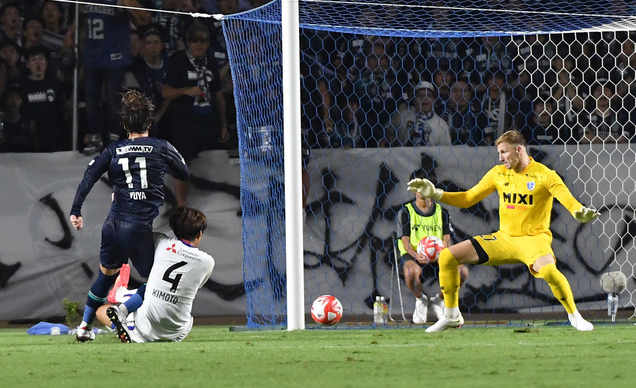 福岡対FC東京　前半、福岡山岸（左）は先制ゴールを決める（撮影・岩下翔太）