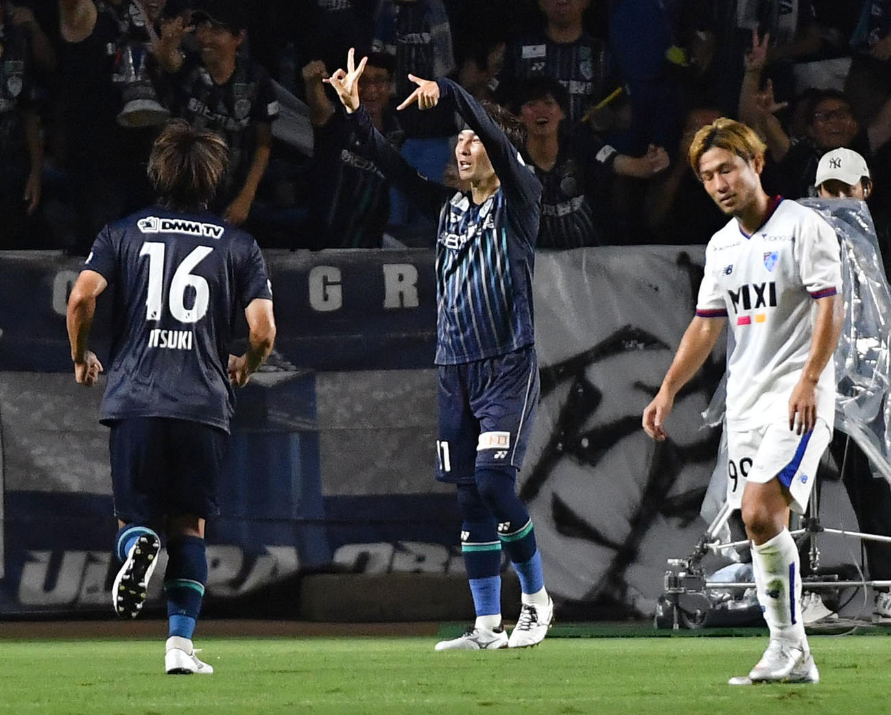 福岡対FC東京　前半、先制ゴールを決めた福岡山岸（中央）は両手で27をつくる（撮影・岩下翔太）