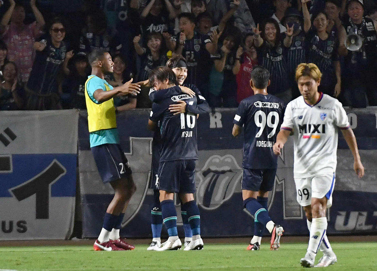 福岡対FC東京　前半、先制ゴールを決めた福岡山岸（中央）は、小田と笑顔で抱き合う（撮影・岩下翔太）