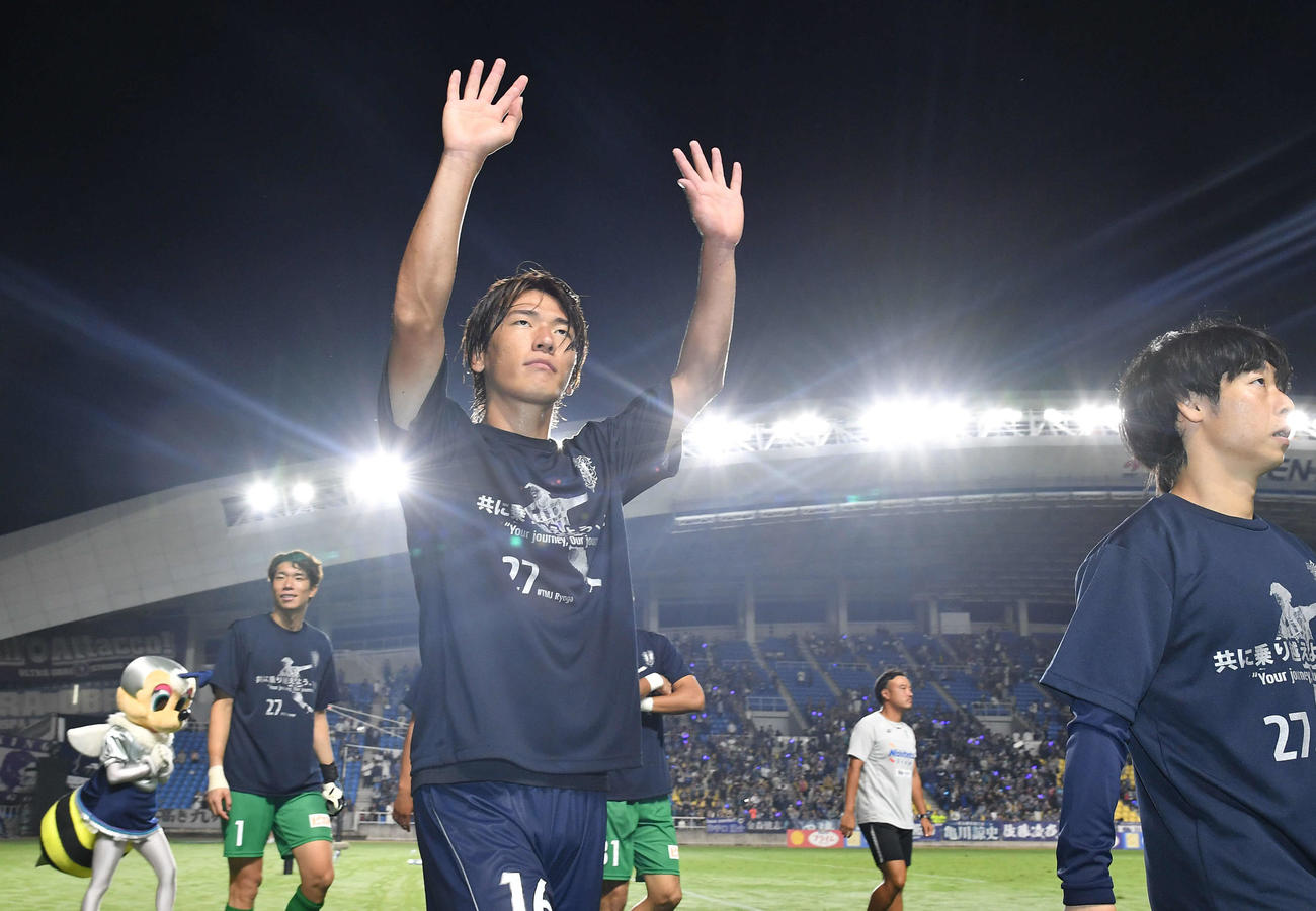 福岡対FC東京　FC東京に勝利し、サポーターに手を振りながらピッチを一周する福岡小田（撮影・岩下翔太）