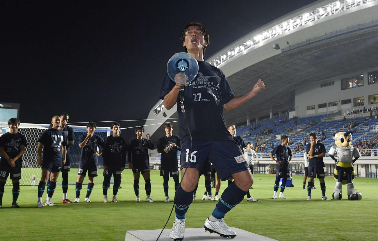 福岡対FC東京　FC東京に勝利し、拡声器を手にサポーターに雄たけびを上げる福岡小田（撮影・岩下翔太）