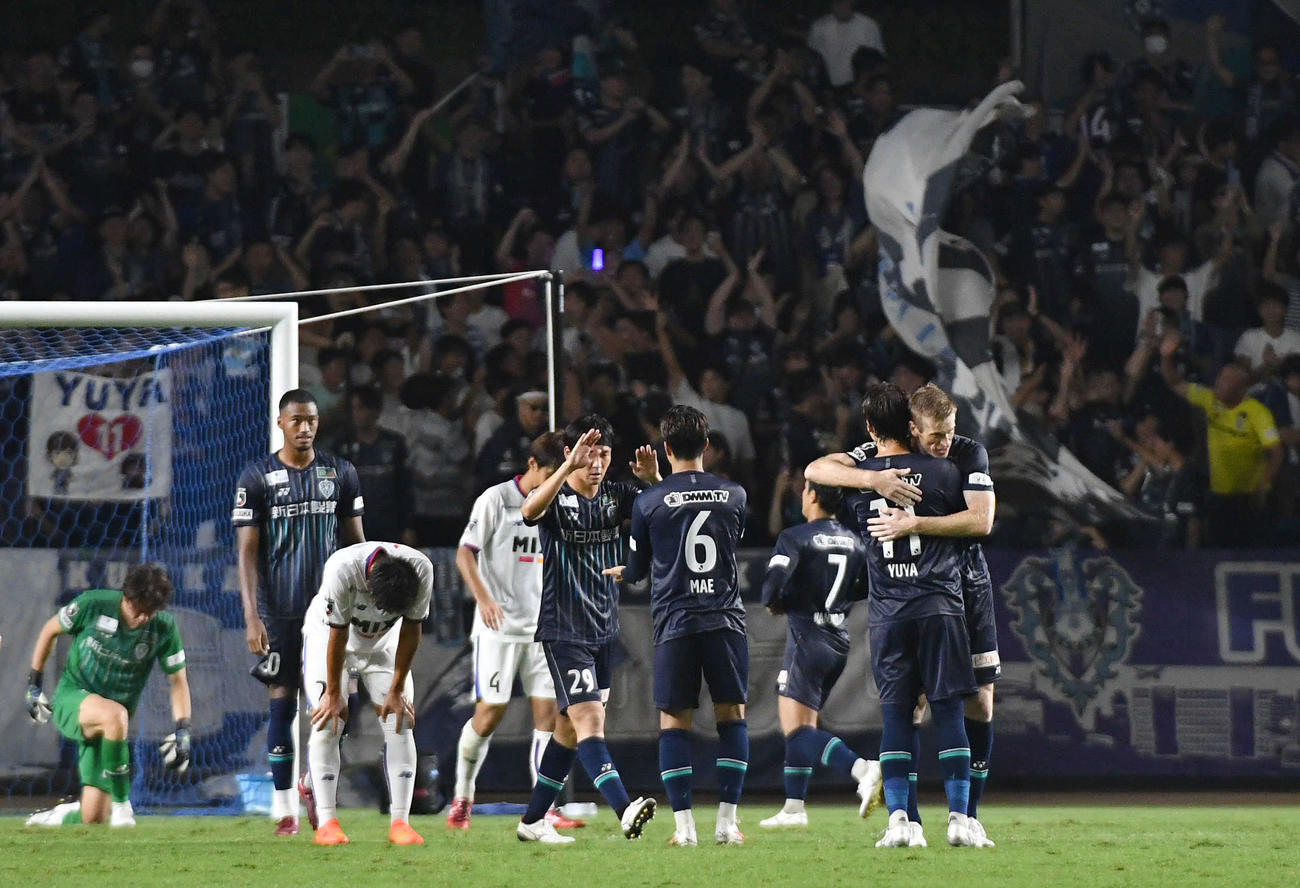 福岡対FC東京　FC東京に勝利し、喜ぶ福岡イレブン（撮影・岩下翔太）
