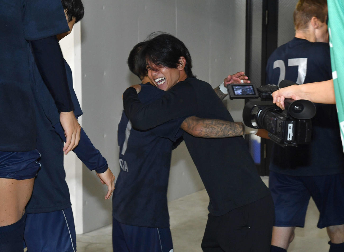 福岡対FC東京　FC東京に勝利し、井手口（左）と抱き合って喜ぶ福岡佐藤（撮影・岩下翔太）
