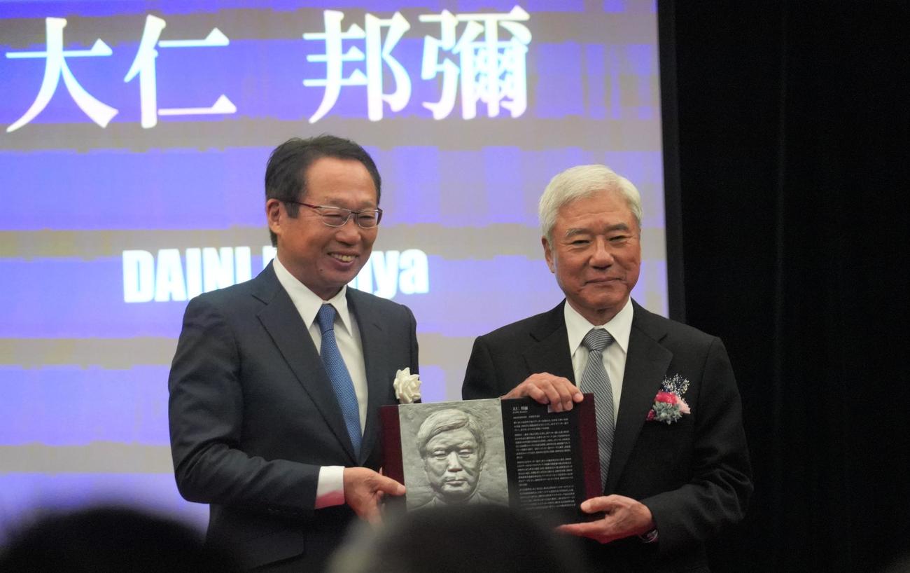 第19回日本サッカー殿堂掲額式典に出席した日本サッカー協会岡田武史副会長（左）と大仁邦弥氏（撮影・佐藤成）