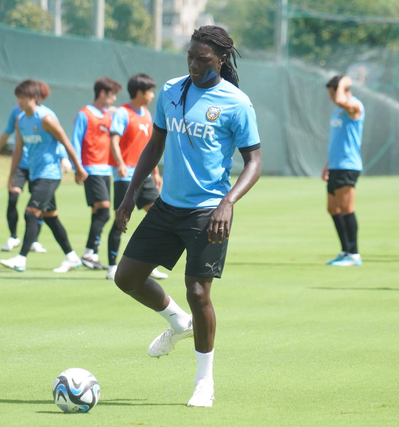 練習に臨む川崎Fの新加入FWゴミス（撮影・佐藤成）