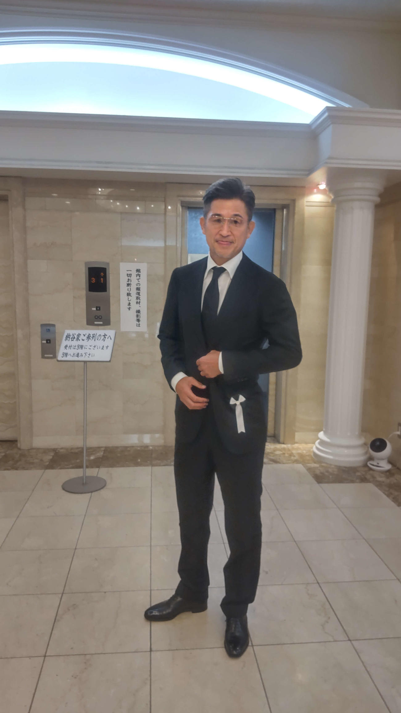 父の納谷宣雄さんの通夜の後、取材に応じたFWカズ