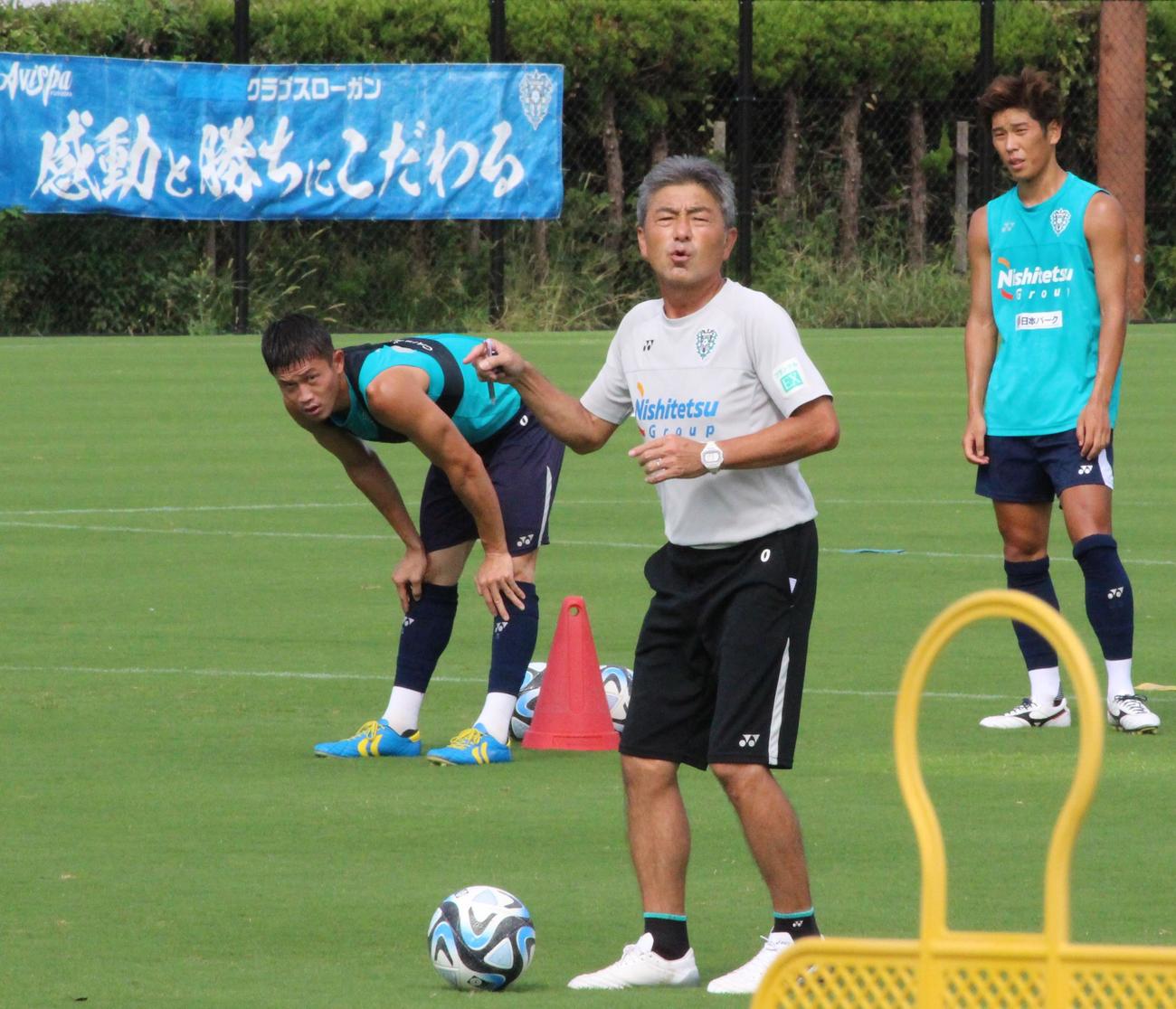 練習で指導する福岡・長谷部茂利監督（撮影・菊川光一）