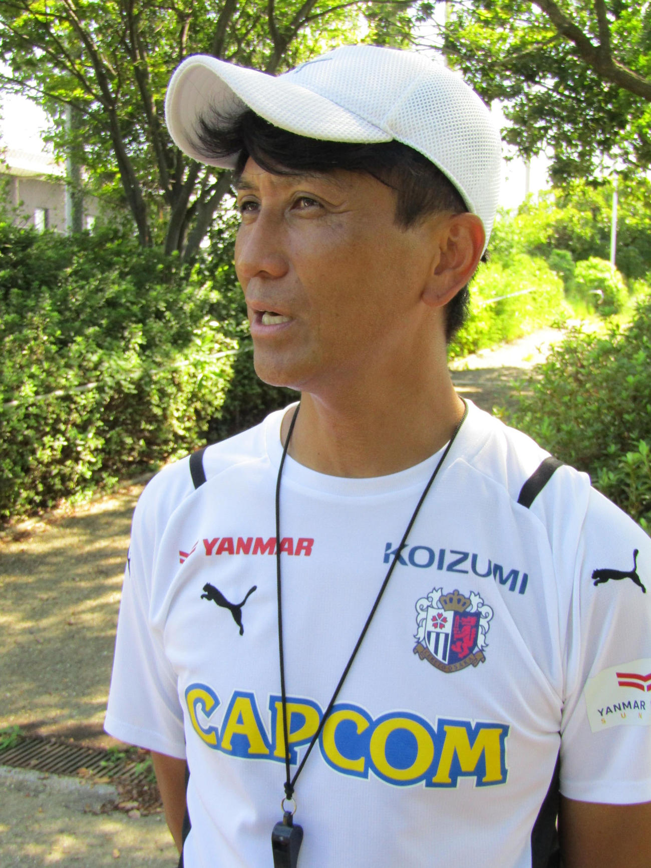 取材に応じるC大阪小菊昭雄監督