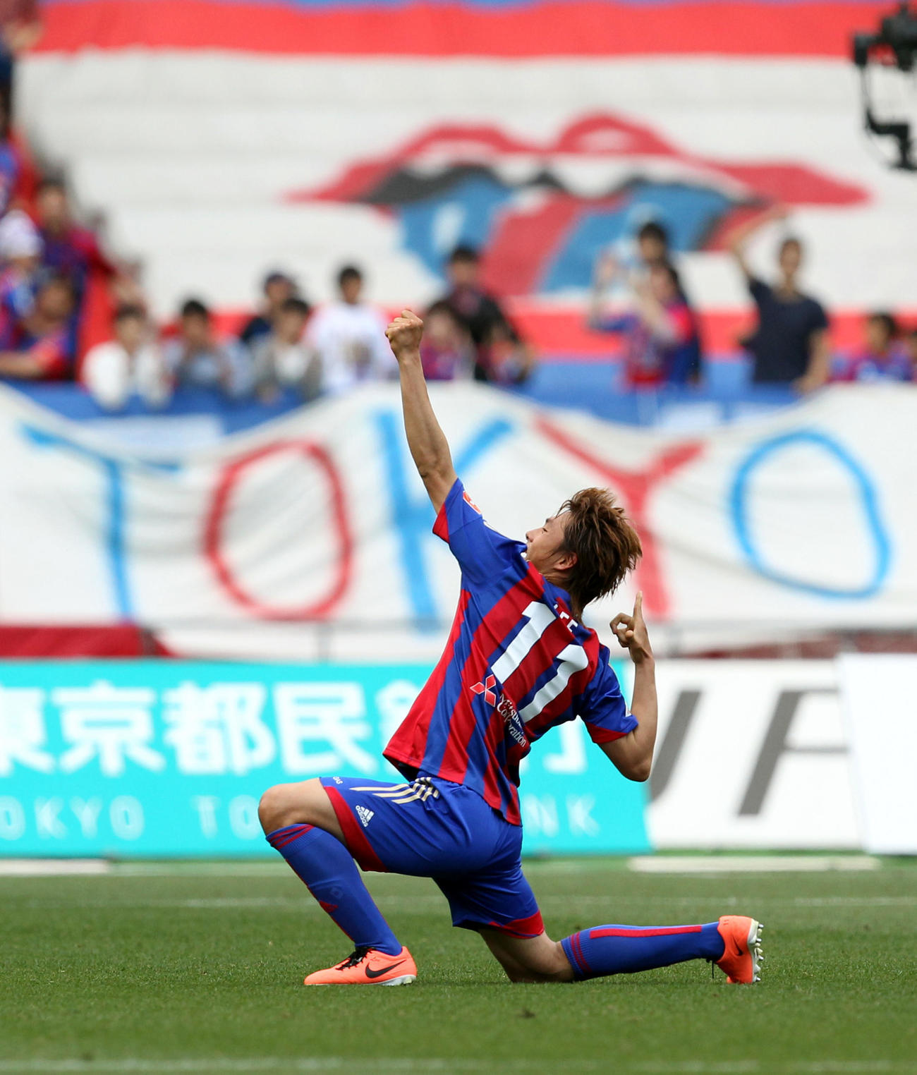 東京対磐田　後半ロスタイム、東京FW李忠成は同点ゴールを決め、スタンドを見渡し弓矢を放つポーズを見せる（2013年5月6日撮影）