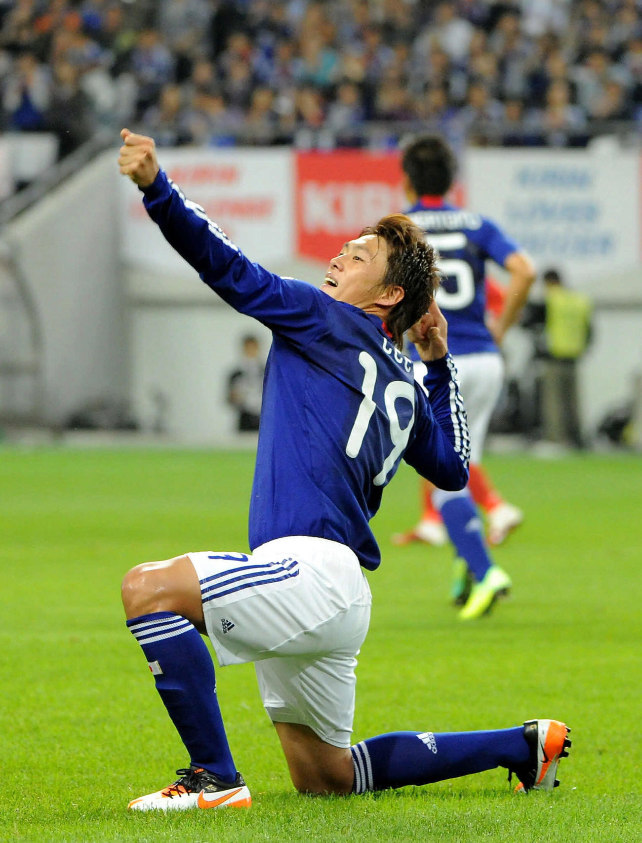 日本対ベトナム　先制ゴールの李忠成は弓矢を放つポーズ（2011年10月7日撮影）
