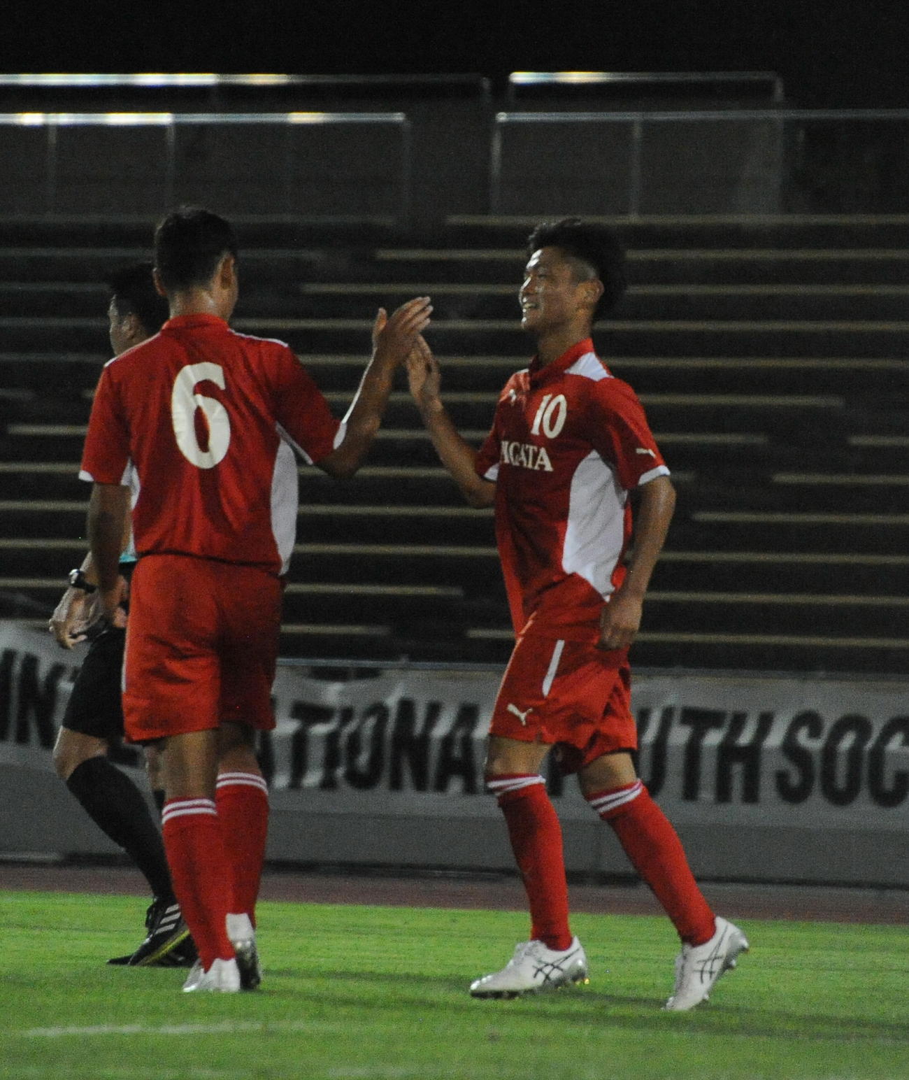 1－0の前半28分に追加点を決め、吉竹（左）とタッチで喜ぶ石山