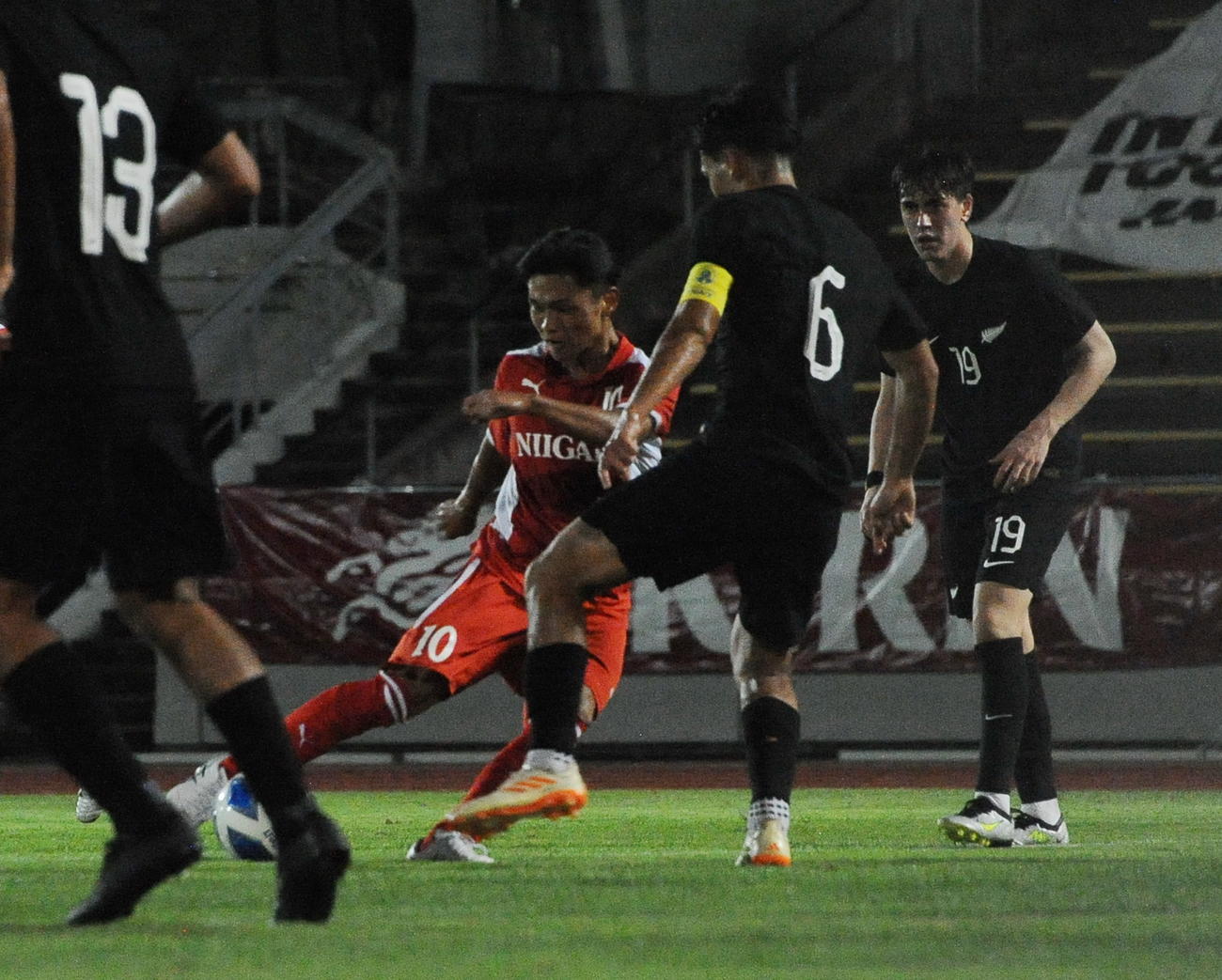 1－0の前半28分に右足で追加点を決める石山（左）