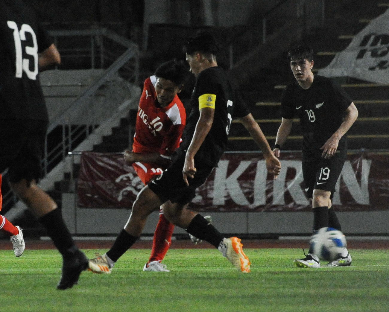 1－0の前半28分に右足で追加点を決める石山（左）