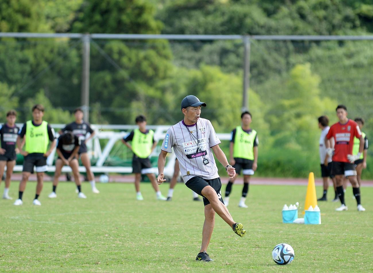 実戦メニューで手本を見せる藤枝の須藤監督