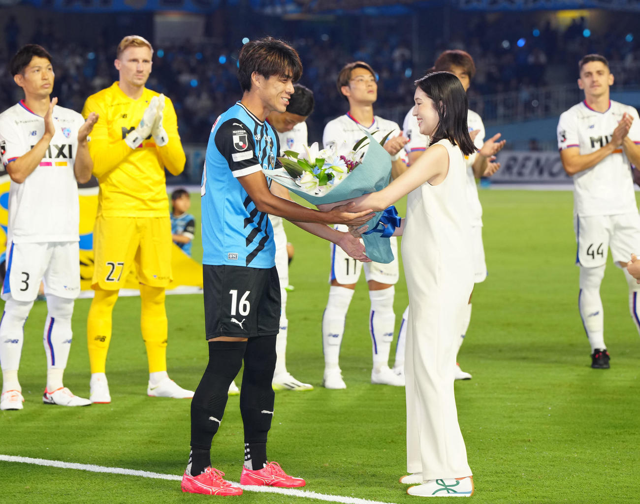 川崎F対東京　試合前、J1リーグ通算100試合出場を記念し、妻から花束を受け取る川崎F瀬古（撮影・江口和貴）