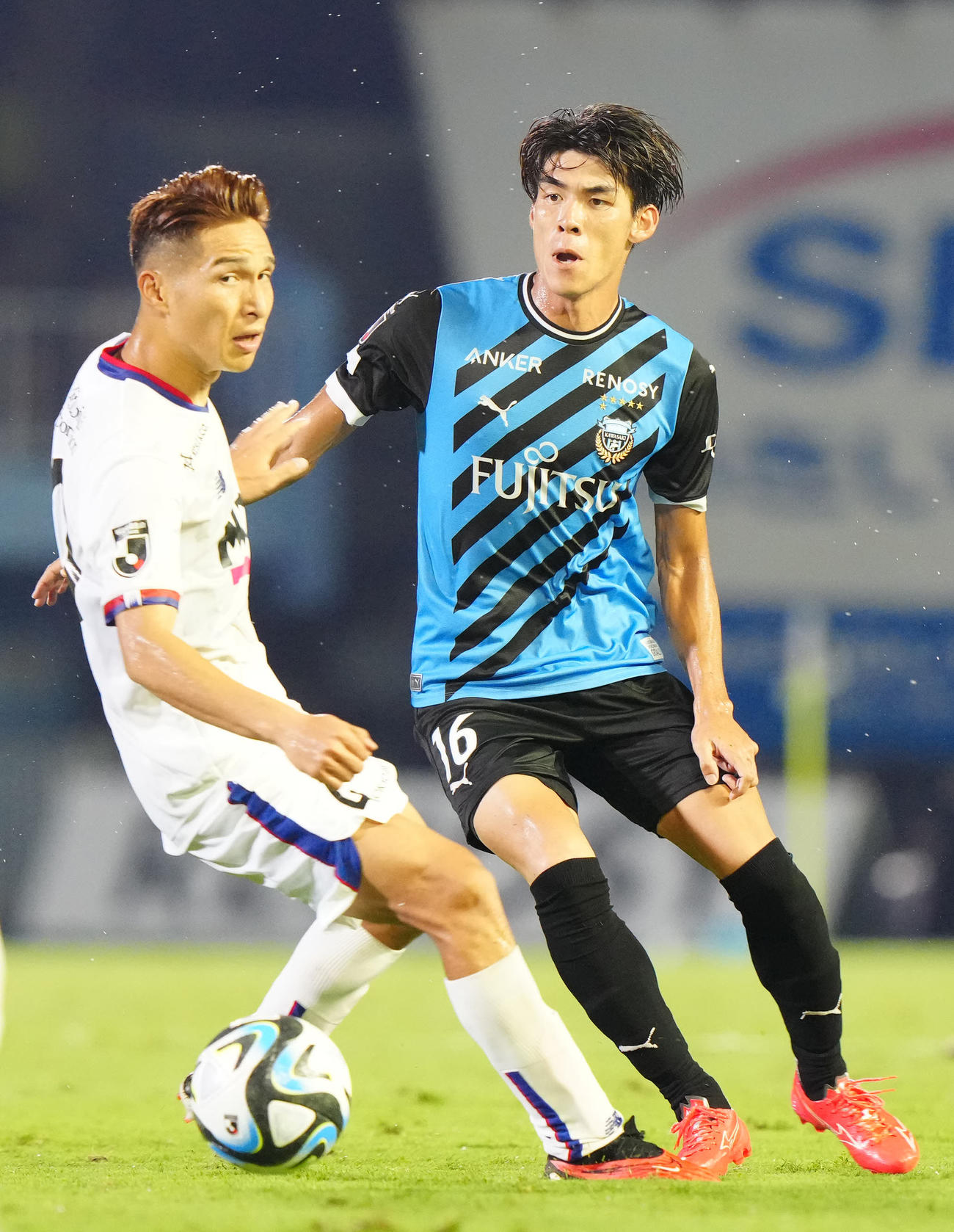 川崎F対東京　後半、パスを出す川崎F瀬古（右）。左は東京原川（撮影・江口和貴）