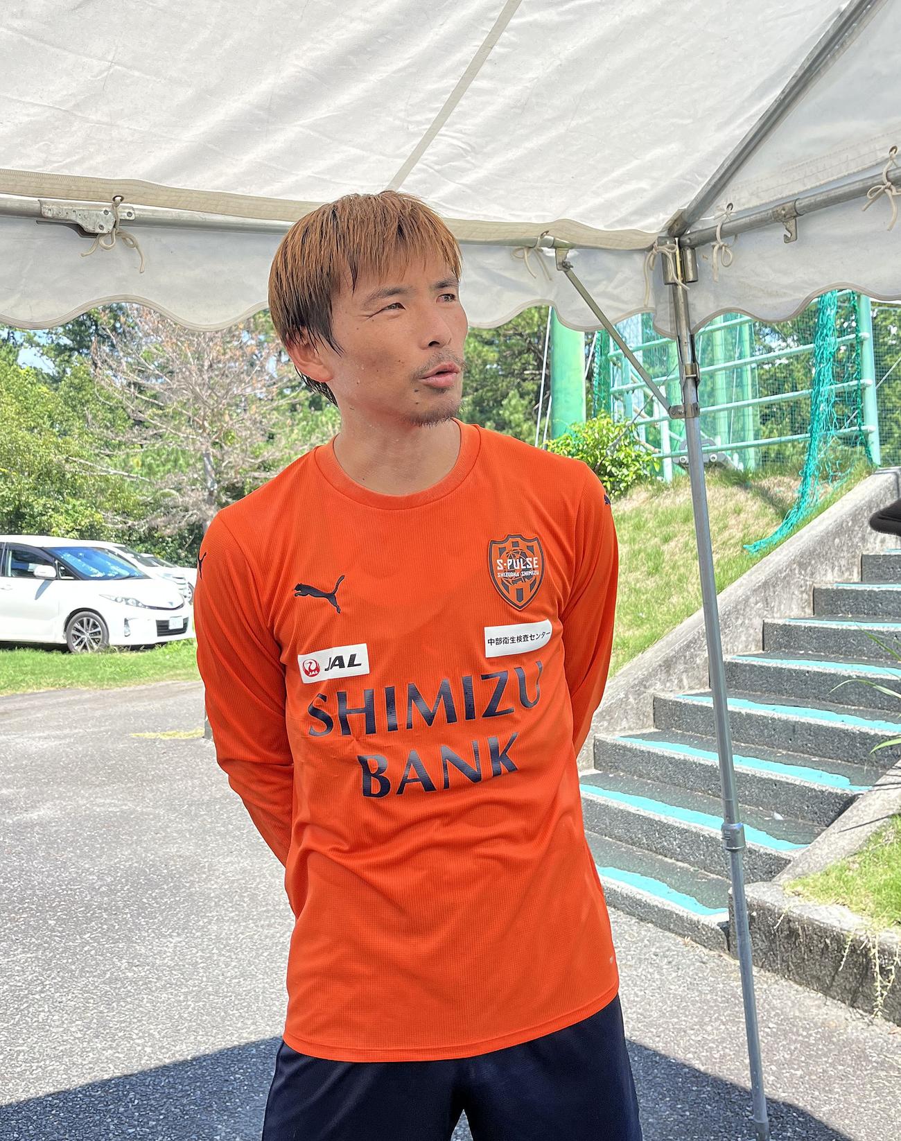 練習後、取材に応じる清水乾