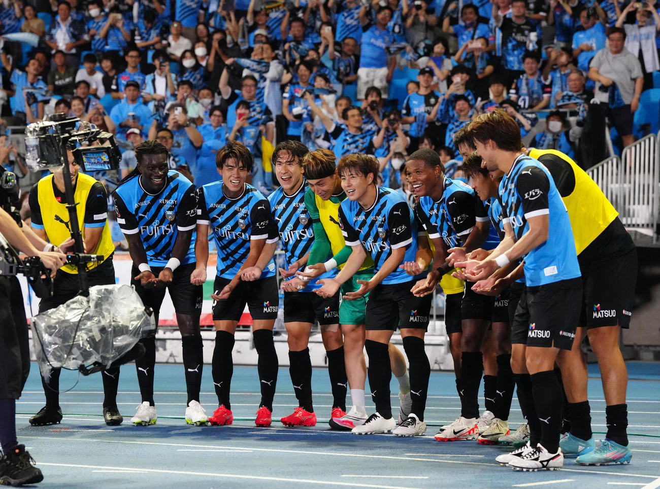 川崎F対東京　後半、マルシーニョが先制ゴールを決め、ゆりかごダンスする川崎Fの選手たち（撮影・江口和貴）
