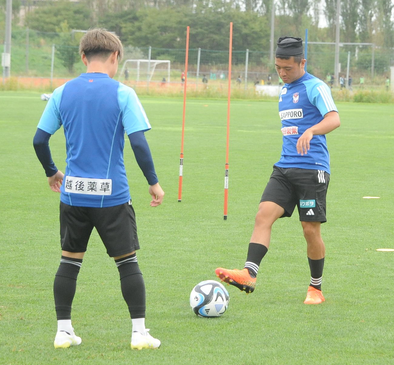 G大阪戦の前日練習で三戸（左）とパス交換する小見