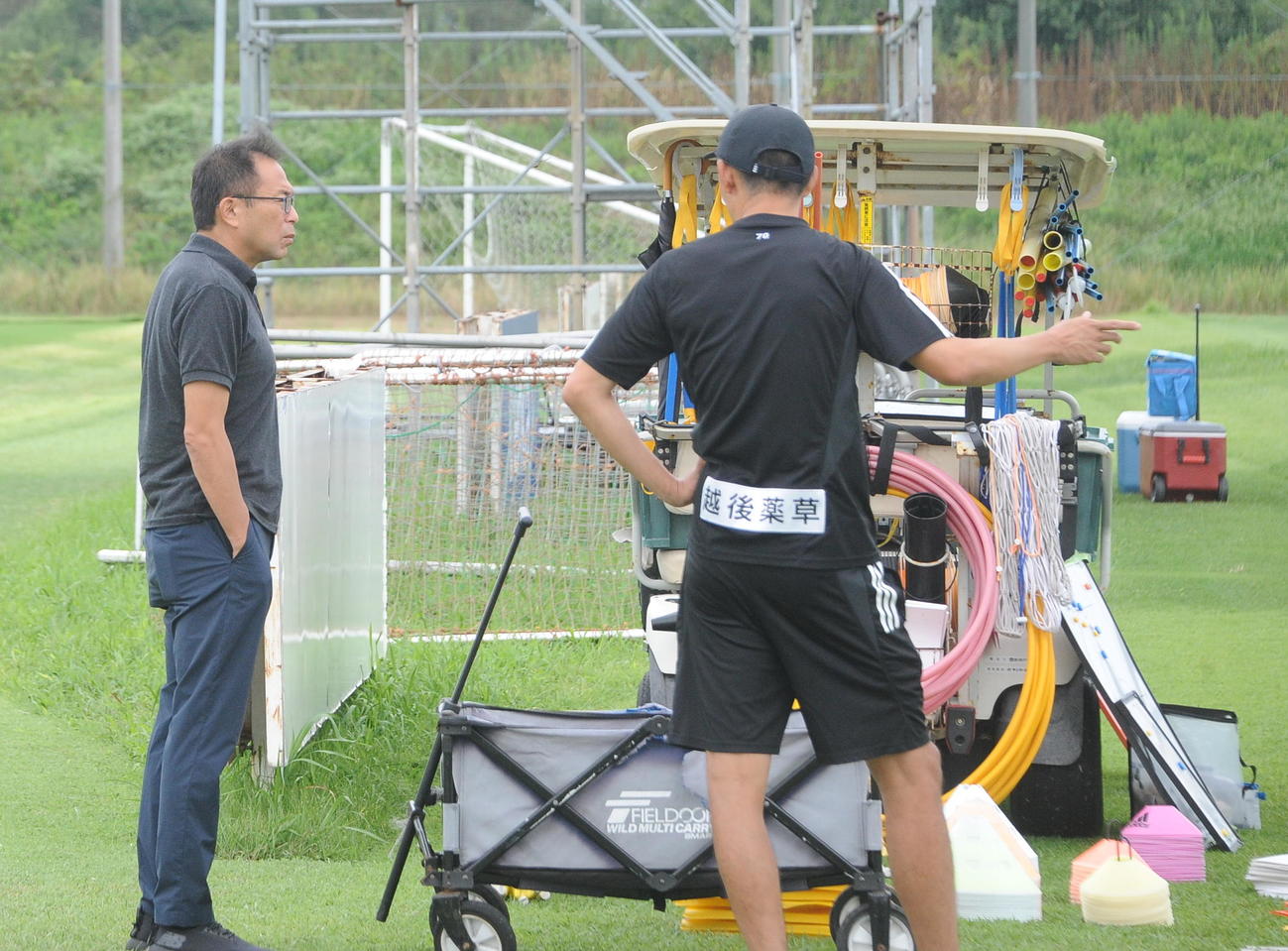 新潟の練習場を訪れ、新潟の寺川強化部長（右）と話す日本サッカー協会の反町技術委員長