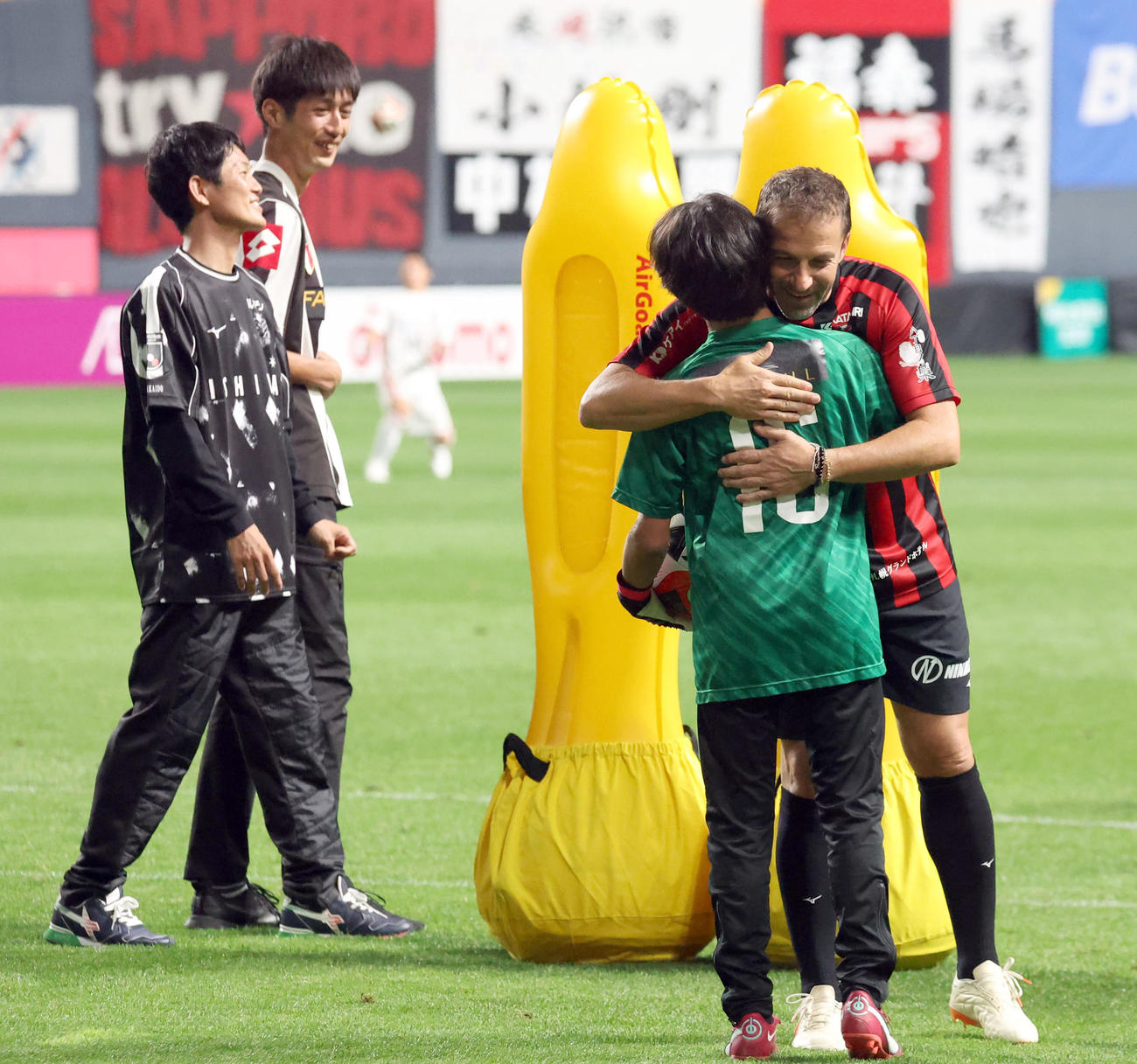 札幌対湘南　試合前、FKを披露し参加者たちとハグをする元イタリア代表デルピエロ氏（撮影・佐藤翔太）