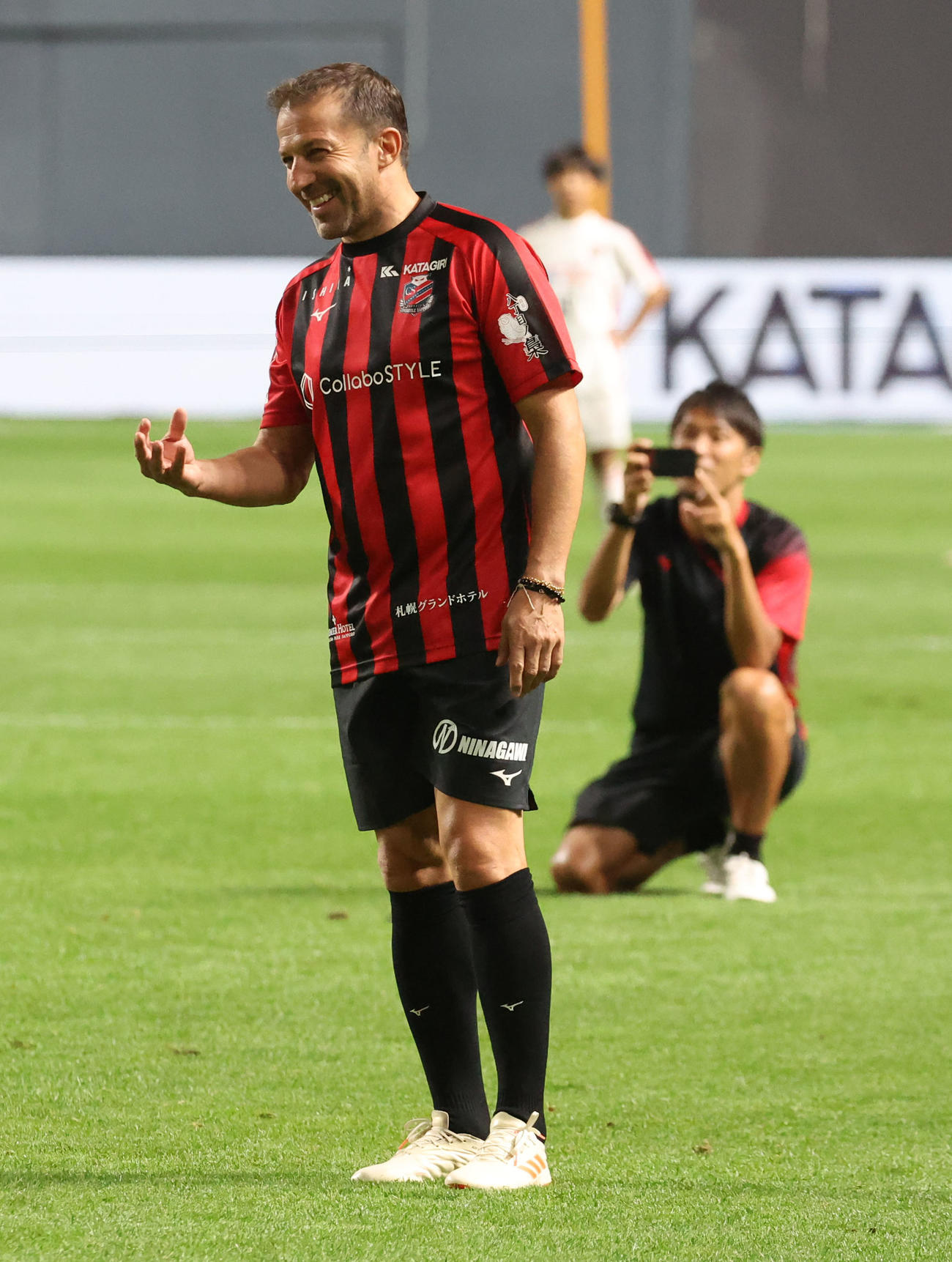 札幌対湘南　試合前、FKを披露し笑顔を見せる元イタリア代表デルピエロ氏（撮影・佐藤翔太）