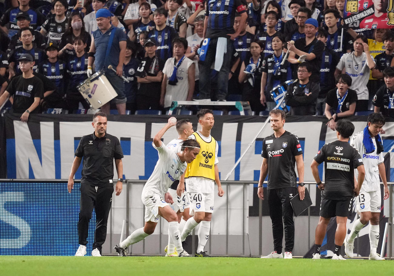 ペットボトルを投げ付け悔しがるG大阪宇佐美（中央）（2023年9月10日撮影）