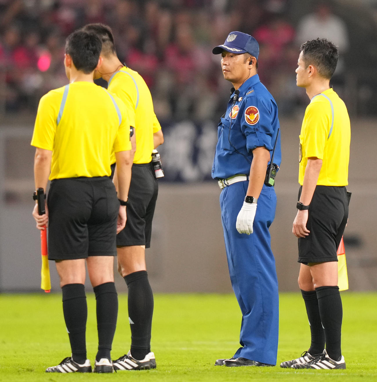 鹿島対C大阪　試合後、警備員に囲まれながらピッチを後にする審判団（撮影・横山健太）