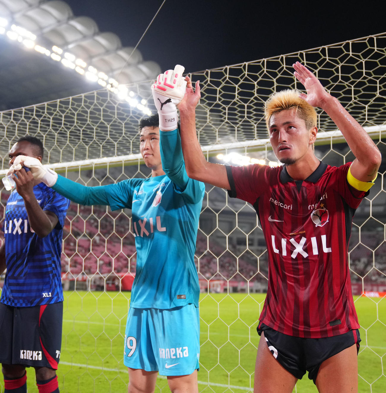 鹿島対C大阪　C大阪に勝利し声援に応える鹿島GK早川（中央）と鈴木（右）（撮影・横山健太）
