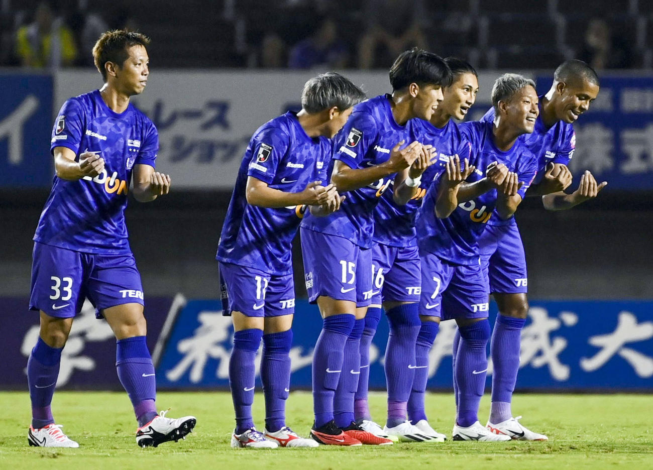 前半、志知（右から3人目）が先制ゴールを決め、パフォーマンスをして喜ぶ広島イレブン（共同）