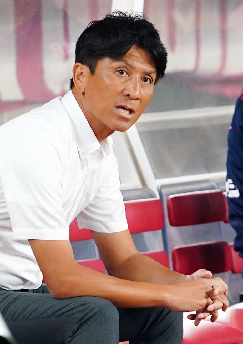 鹿島対C大阪　ピッチを見つめるC大阪小菊監督（撮影・横山健太）