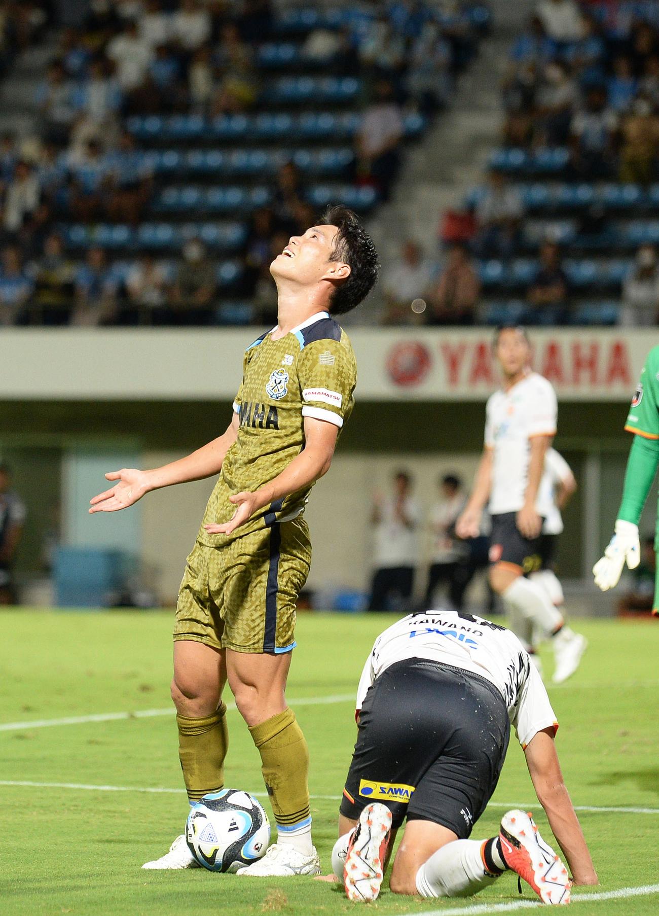 ファウルの判定に天を仰ぐ磐田松本