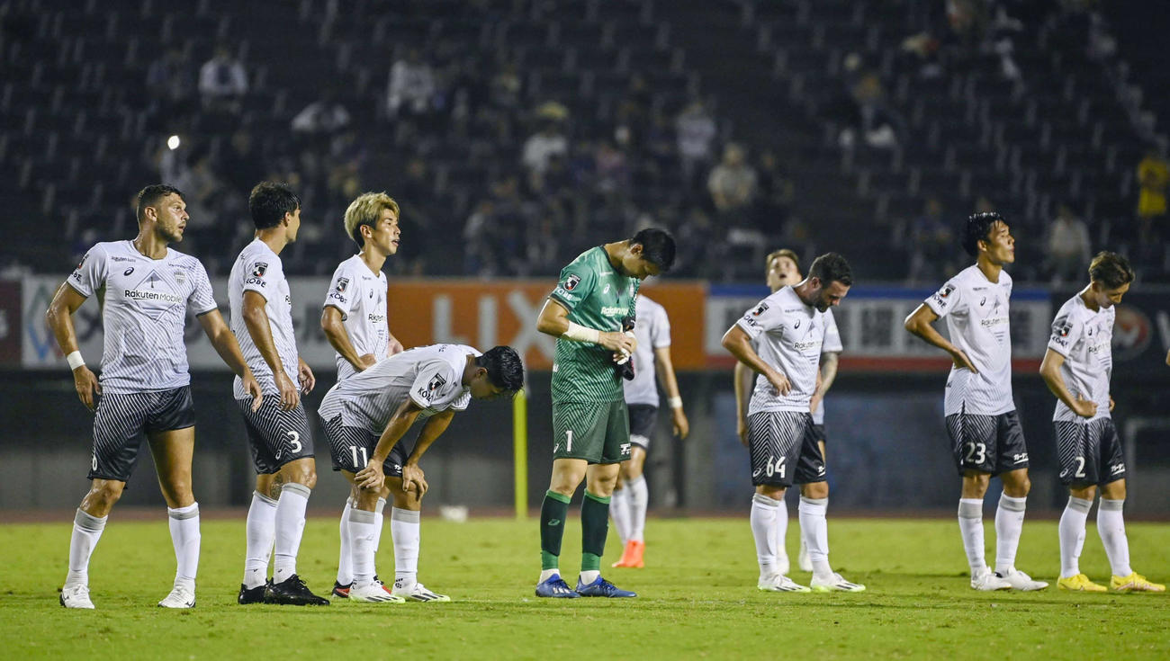 広島に敗れて肩を落とすマタ（右から3人目）ら神戸イレブン（共同）
