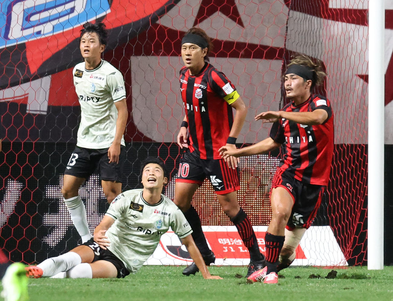 札幌対湘南　前半、湘南の猛攻を防ぐ札幌馬場（右）（撮影・佐藤翔太）