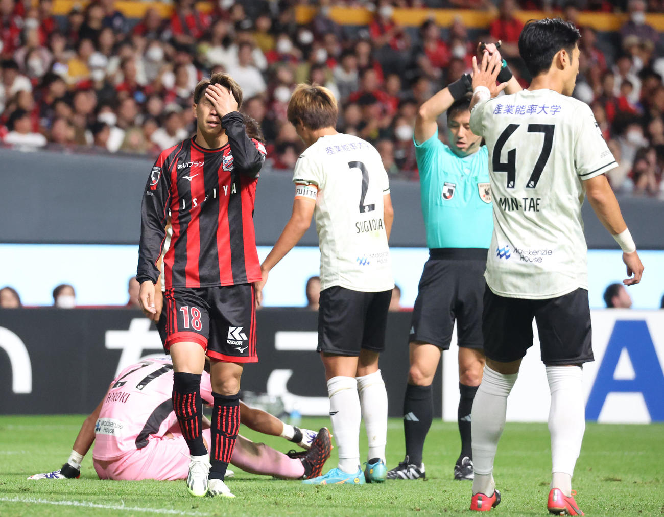 札幌対湘南　後半、シュートを外し肩を落とす札幌浅野（撮影・佐藤翔太）