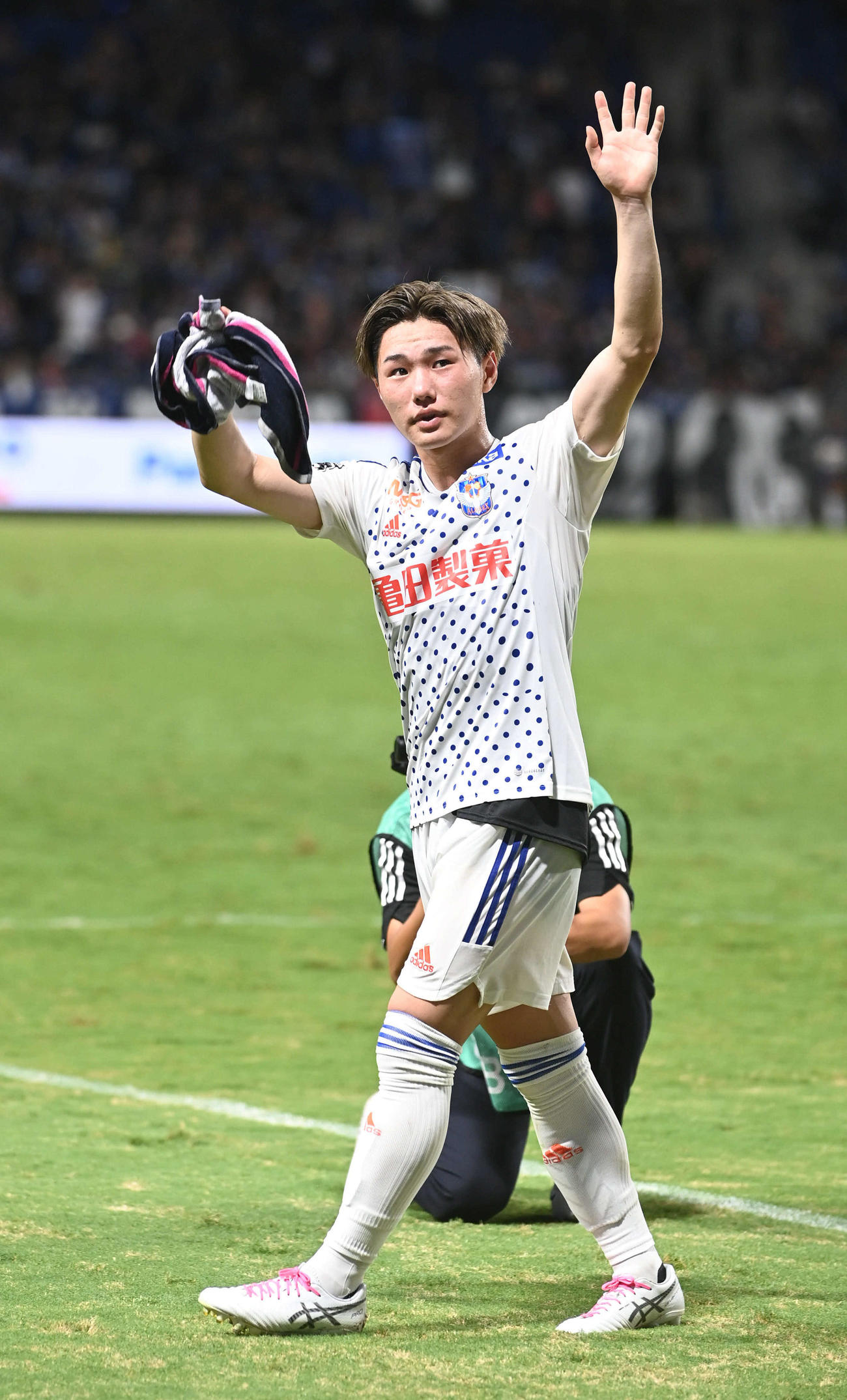 試合後、ファンに手を振る新潟・三戸（撮影・滝沢美穂子）