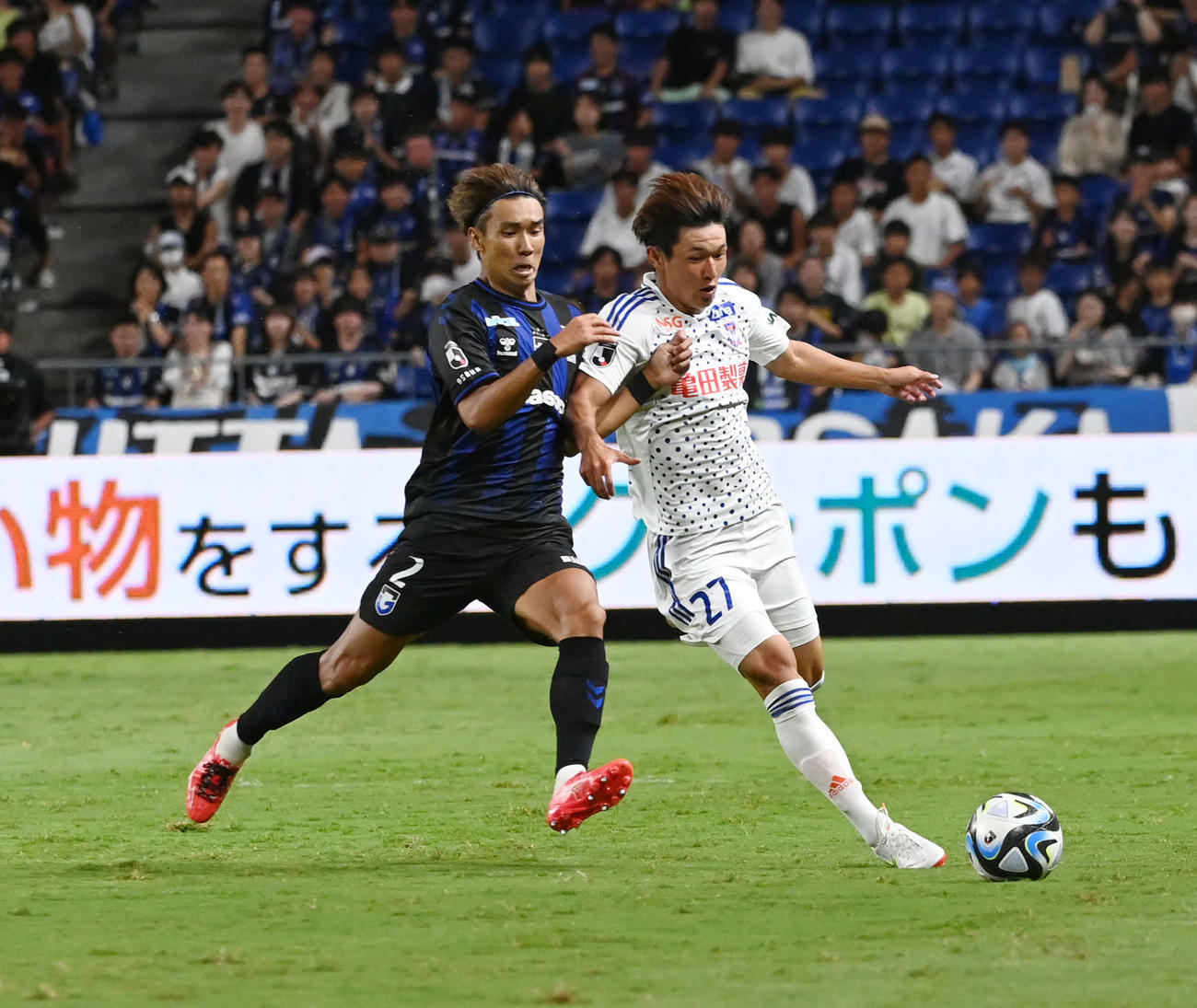 前半、ドリブルで競り合う新潟・長倉（撮影・滝沢美穂子）