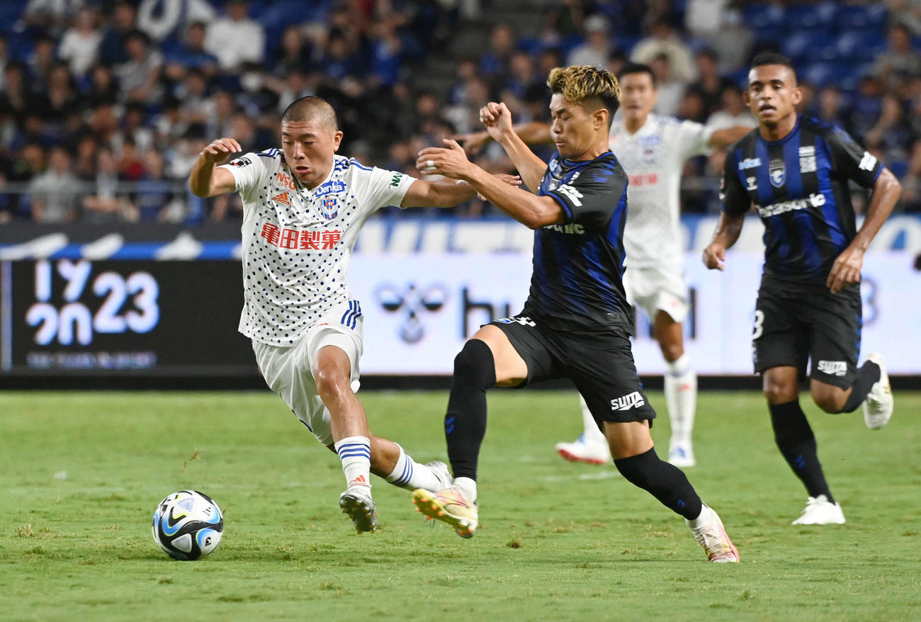 前半、ドリブルで仕掛ける新潟・小見（撮影・滝沢美穂子）