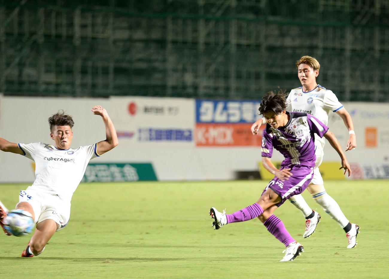 強烈な左足シュートを放つ藤枝浅倉（右から2人目）