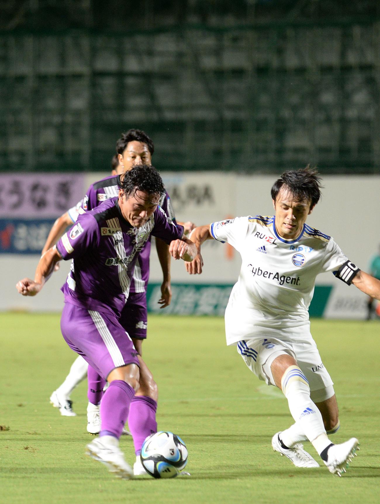 シュートを放つ藤枝小笠原
